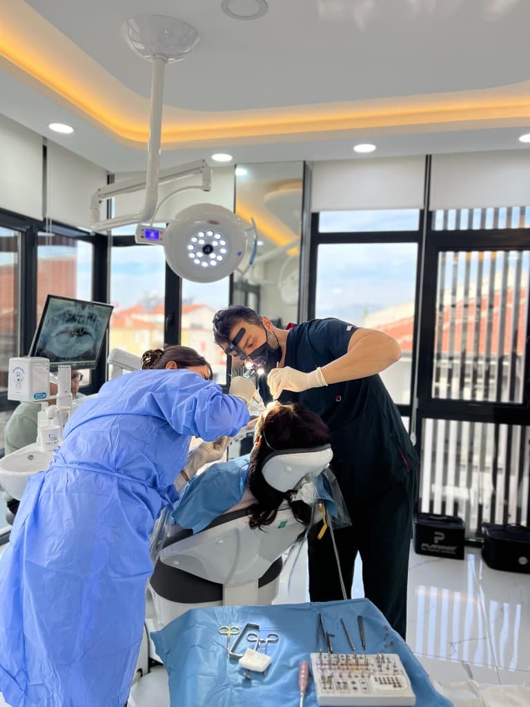 Leczenie implantologiczne i stomatologia estetyczna – ogólny przegląd